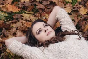 Kobieta leżąca na liściach