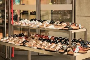 wystawa sklepowa z butami